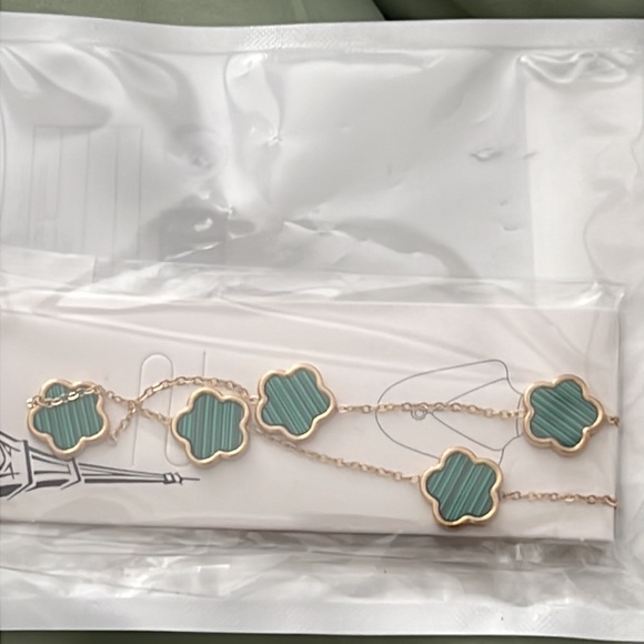 🍀 NEW Green Stripes Front & Gold Back Stainless Steel 5 Clover Flower Necklace - Picture 5 of 5